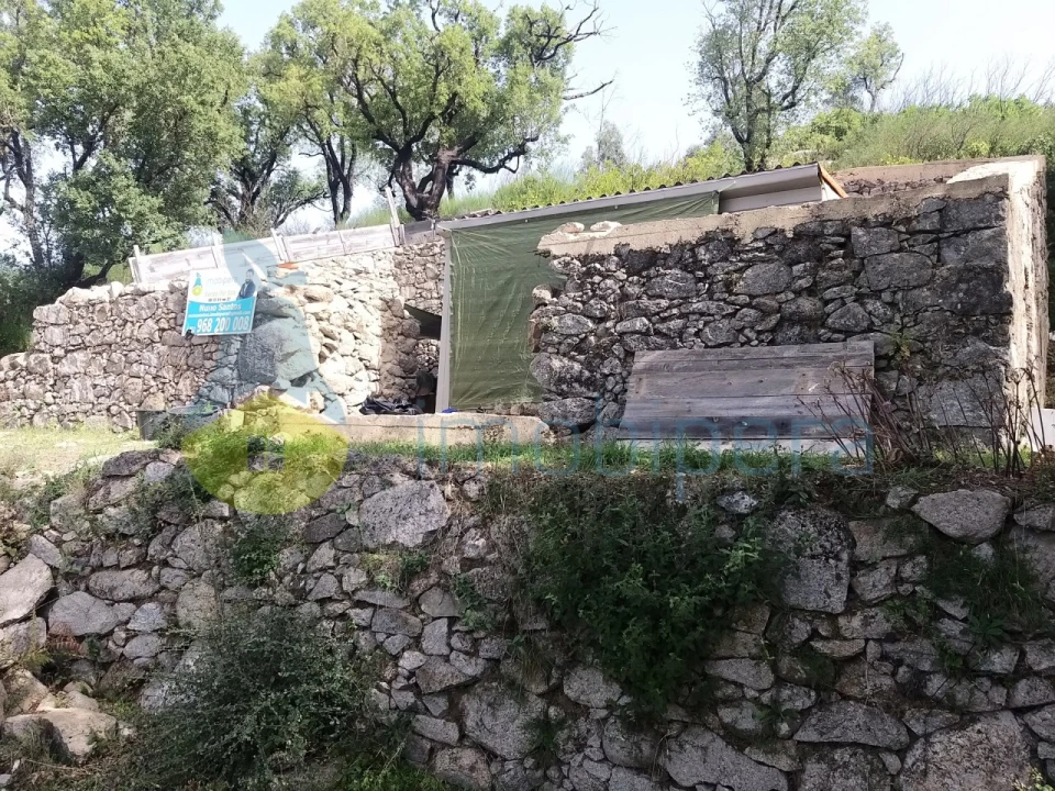 Moradia T1 para Venda em Monchique Foto 1