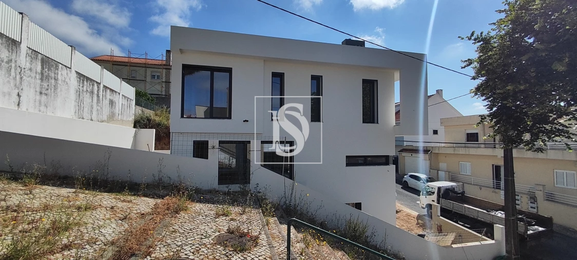 Moradia T5 para Venda em Pontinha e Famões Foto 12