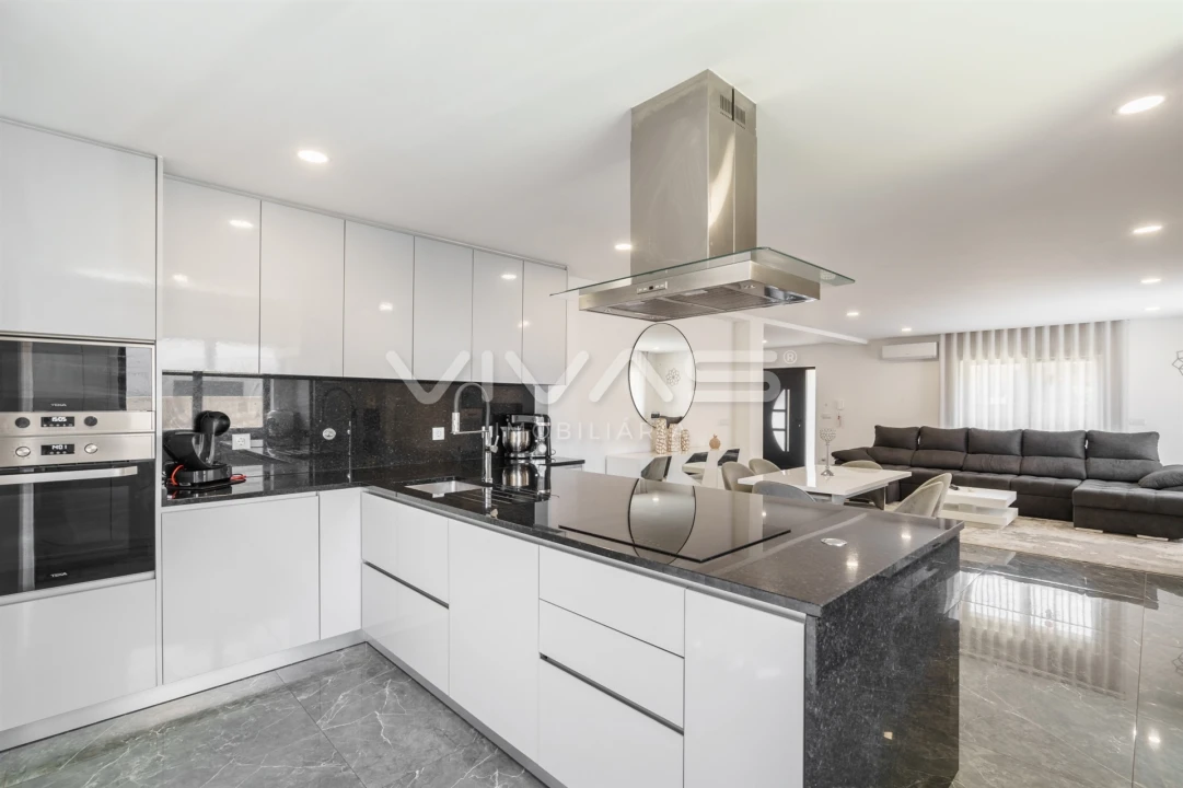 Moradia T4 para Venda em Turiz Foto 7