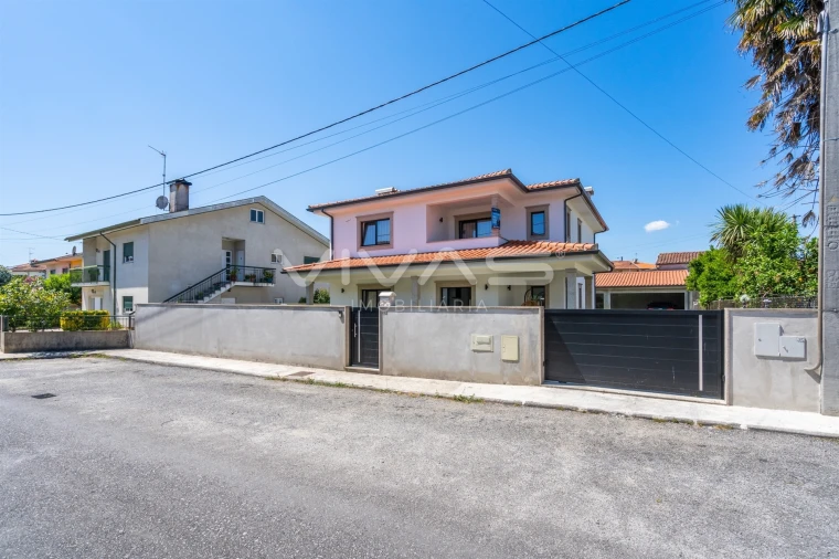 Moradia T4 para Venda em Turiz Foto 36