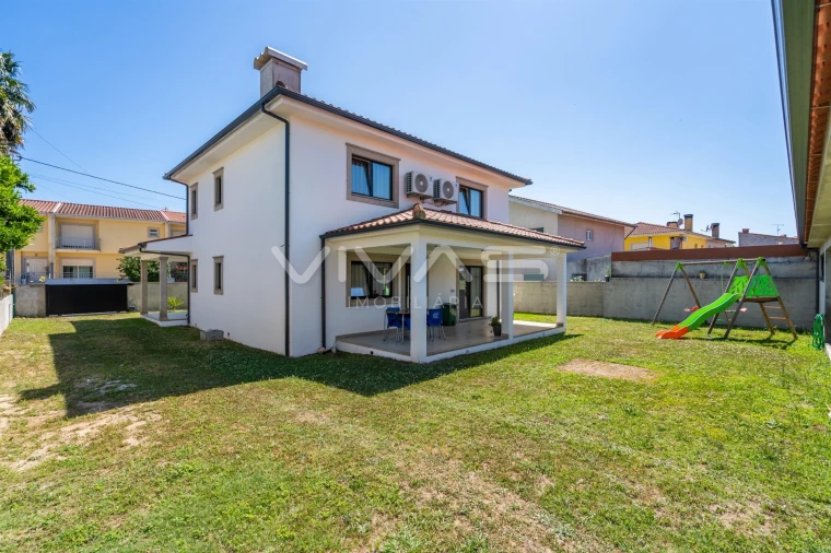 Moradia T4 para Venda em Turiz Foto 35