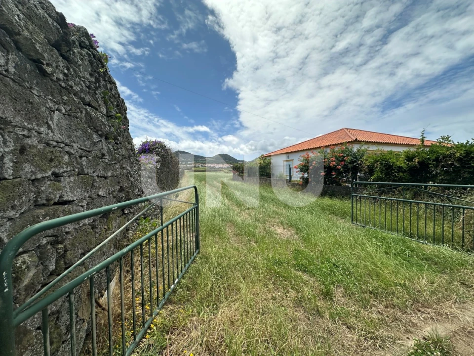 Terreno Misto para Venda em Pico da Pedra Foto 2