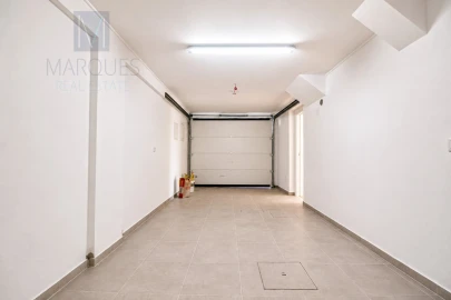 Moradia T4 para Venda em Charneca de Caparica e Sobreda