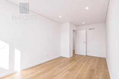 Moradia T4 para Venda em Charneca de Caparica e Sobreda