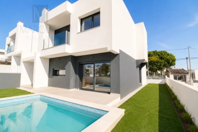 Moradia T4 para Venda em Charneca de Caparica e Sobreda