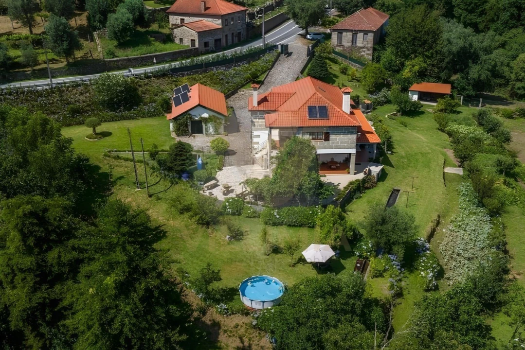 Moradia T5 para Venda em Fornelos e Queijada Foto 1