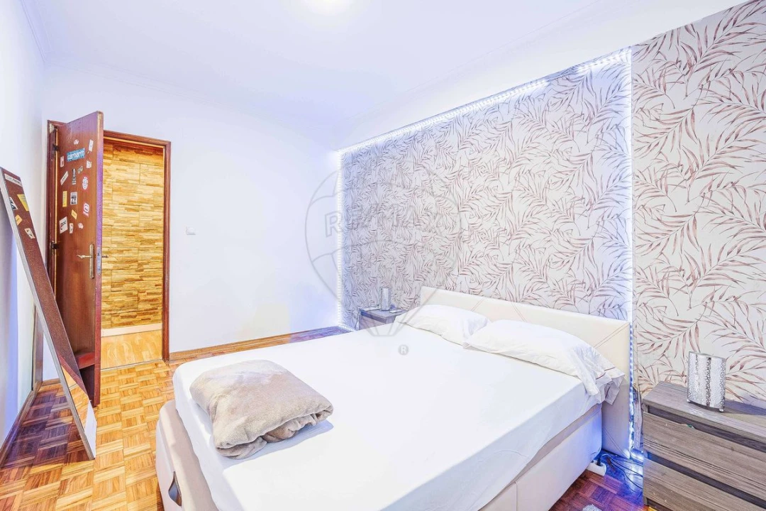 Apartamento T3 para Venda em Rio de Mouro Foto 11