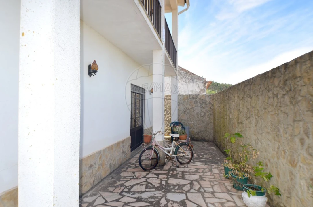 Moradia T4 para Venda em Alguber Foto 5