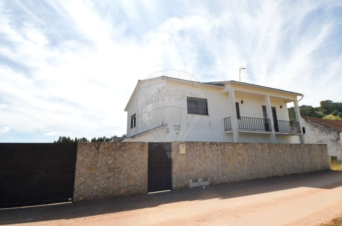 Moradia T4 para Venda em Alguber Foto 3