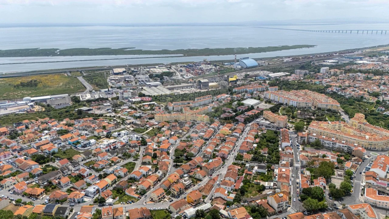 Armazém para Venda em Santa Iria de Azoia, São João da Talha e Bobadela Foto 13