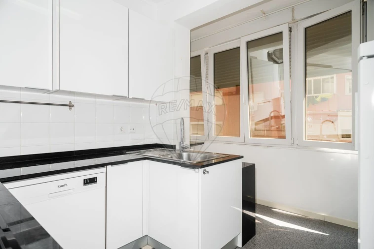 Apartamento T2 para Arrendamento em São Domingos de Benfica Foto 8