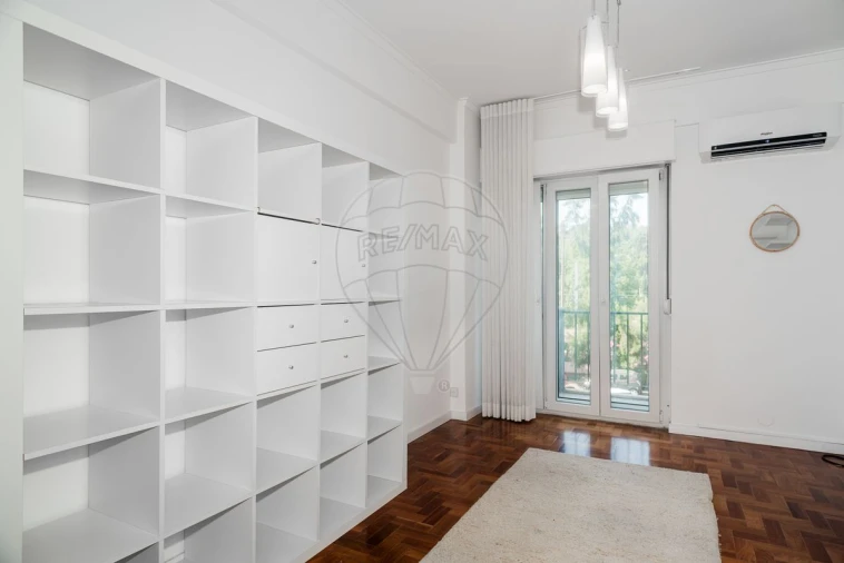 Apartamento T2 para Arrendamento em São Domingos de Benfica Foto 1