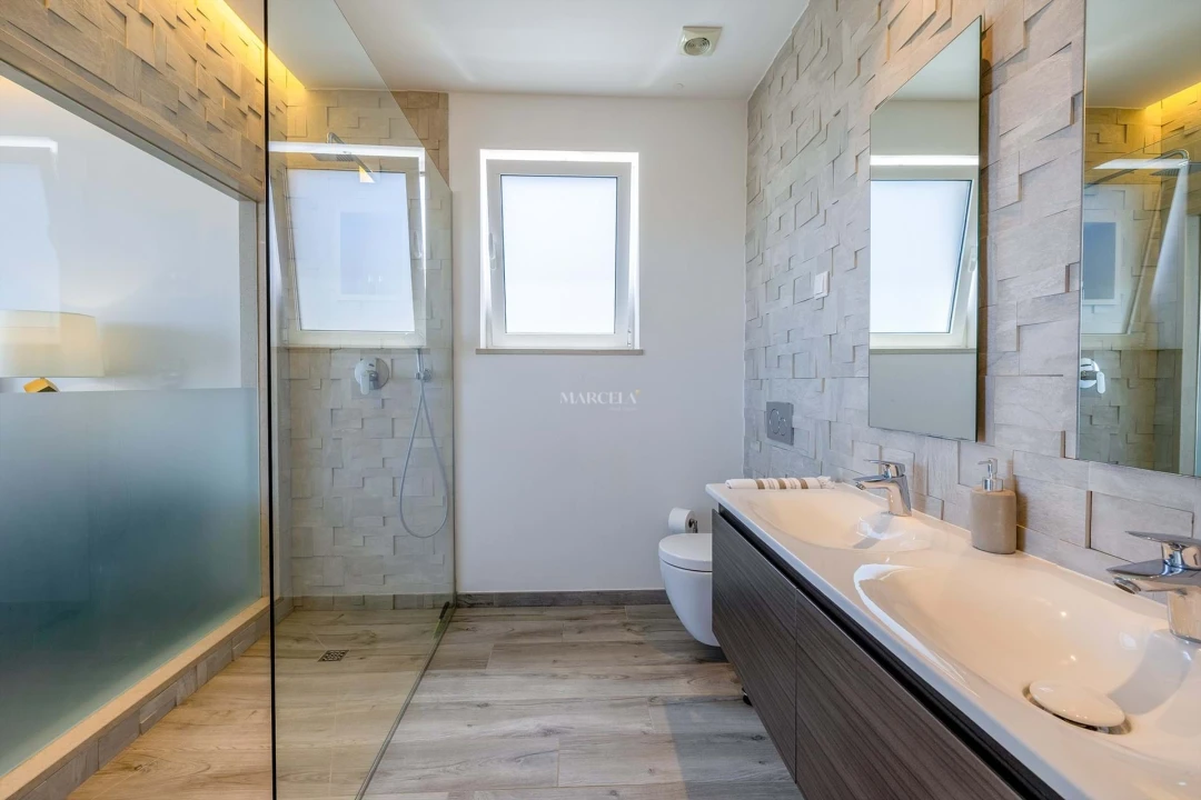 Moradia T4 para Venda em Odiaxere Foto 29