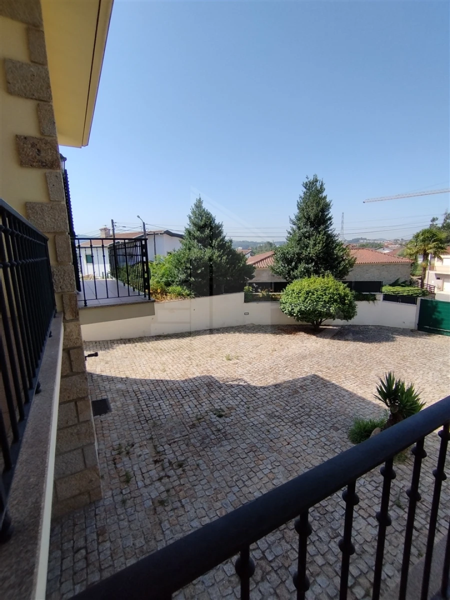 Moradia T4 para Venda em Lago Foto 26