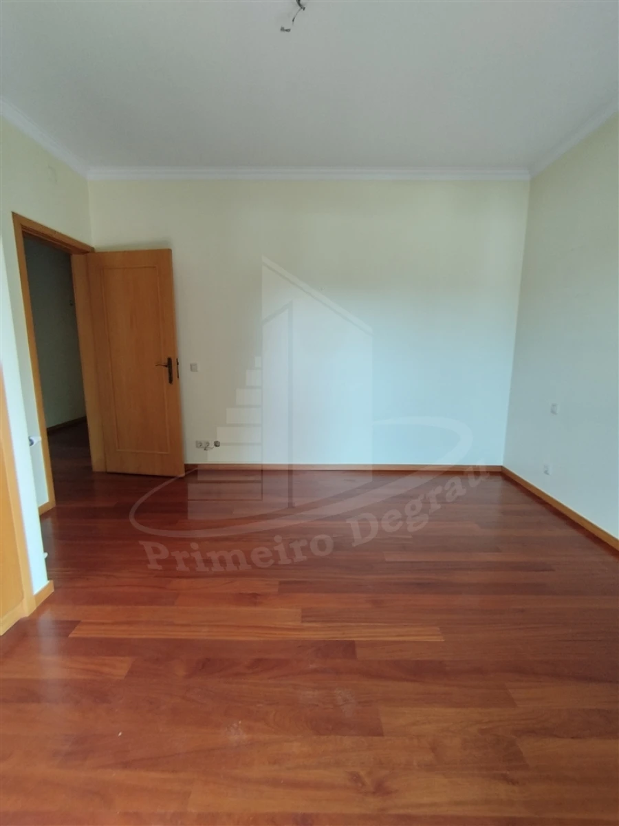 Moradia T4 para Venda em Lago Foto 16