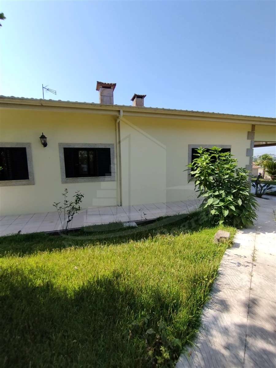 Moradia T4 para Venda em Lago Foto 28