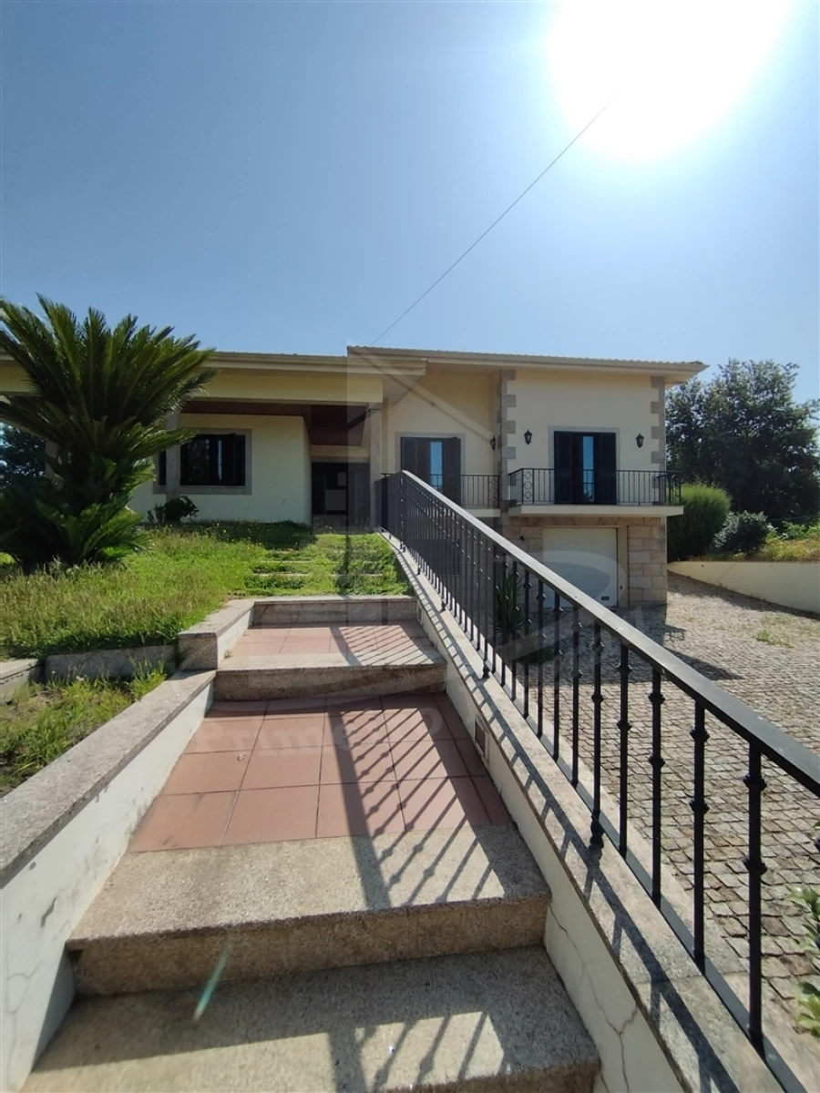 Moradia T4 para Venda em Lago Foto 5