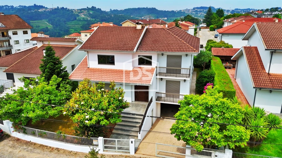 Moradia T4 para Venda em Freixo de Cima e de Baixo Foto 1