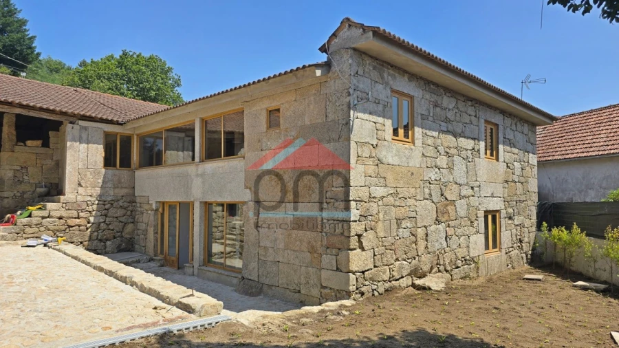 Moradia T2 para Venda em Cossourado e Linhares Foto 1