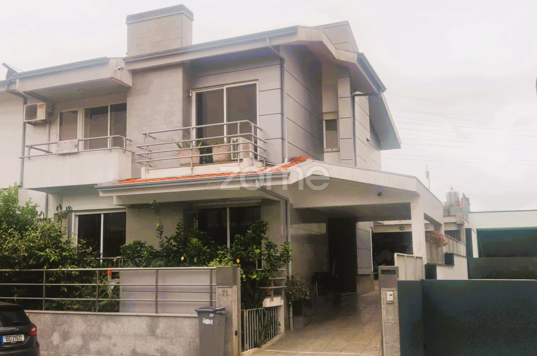 Moradia T4 para Venda em Cidade da Maia Foto 1