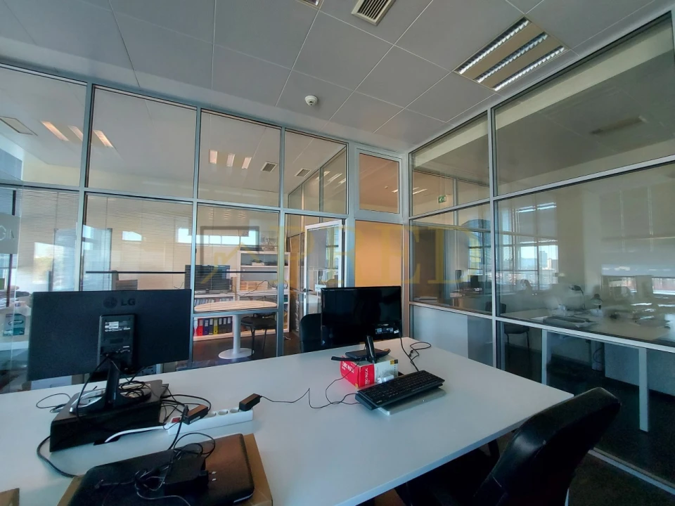 Escritório para Arrendamento em Santa Marinha e São Pedro da Afurada Foto 2