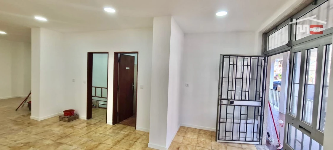 Loja para Arrendamento em Amora Foto 13