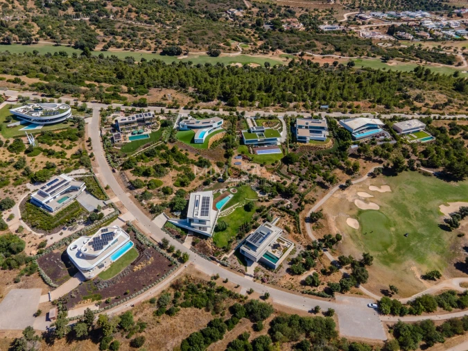 Moradia T4 para Venda em Odiaxere Foto 3