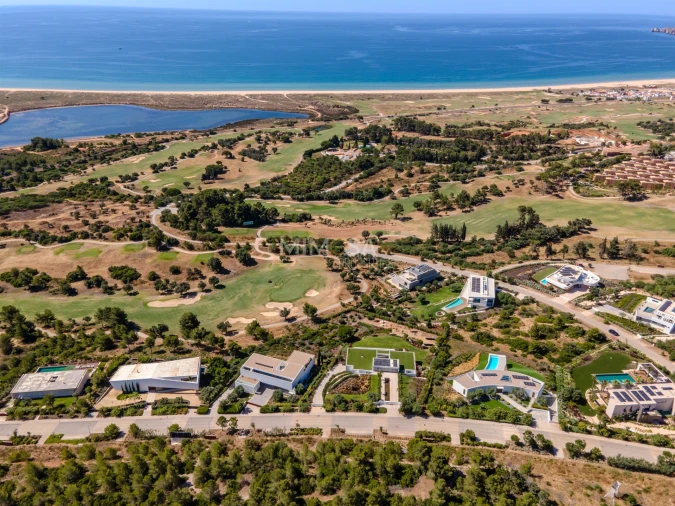 Moradia T4 para Venda em Odiaxere Foto 4