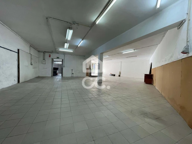 Armazém para Arrendamento em Landim Foto 7