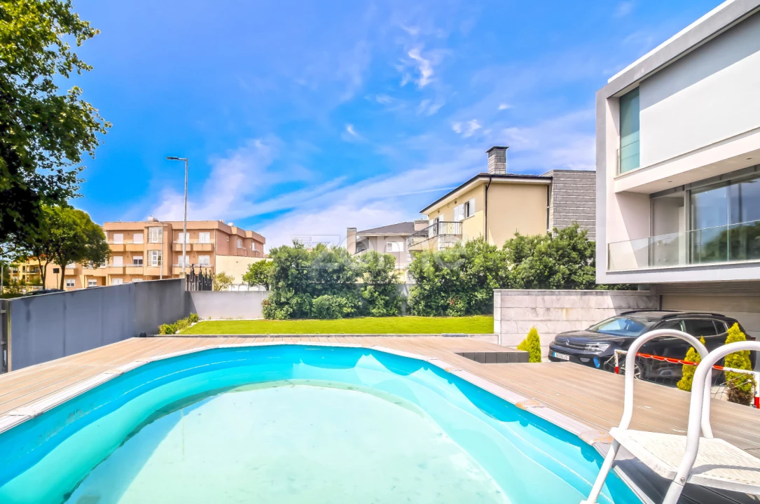 Moradia T4 para Venda em Canelas Foto 65