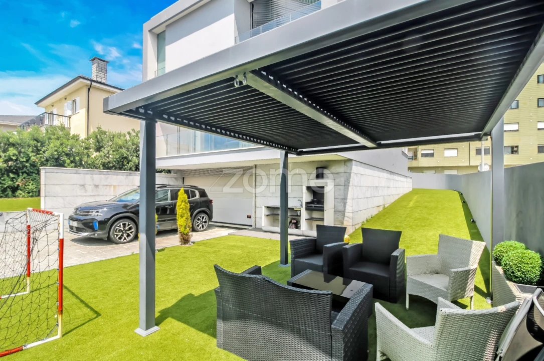 Moradia T4 para Venda em Canelas Foto 64