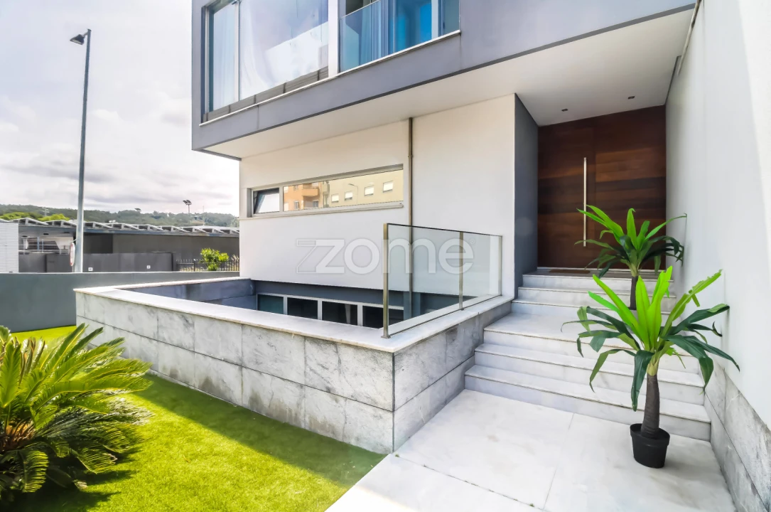 Moradia T4 para Venda em Canelas Foto 3