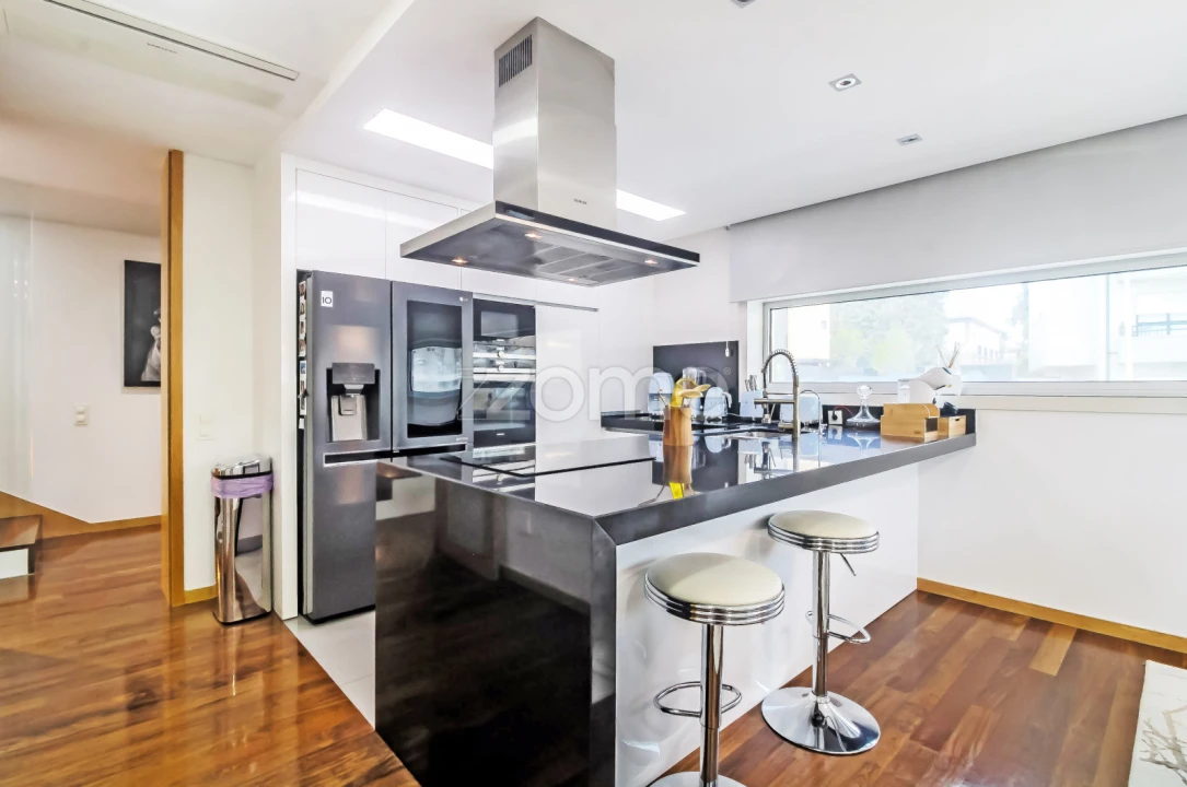 Moradia T4 para Venda em Canelas Foto 11