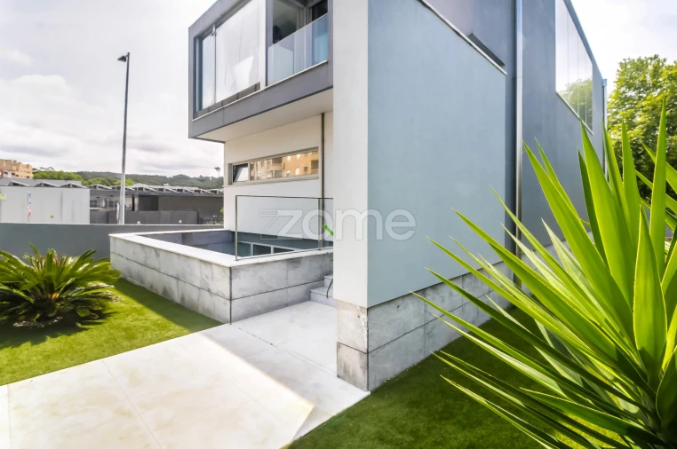 Moradia T4 para Venda em Canelas Foto 53