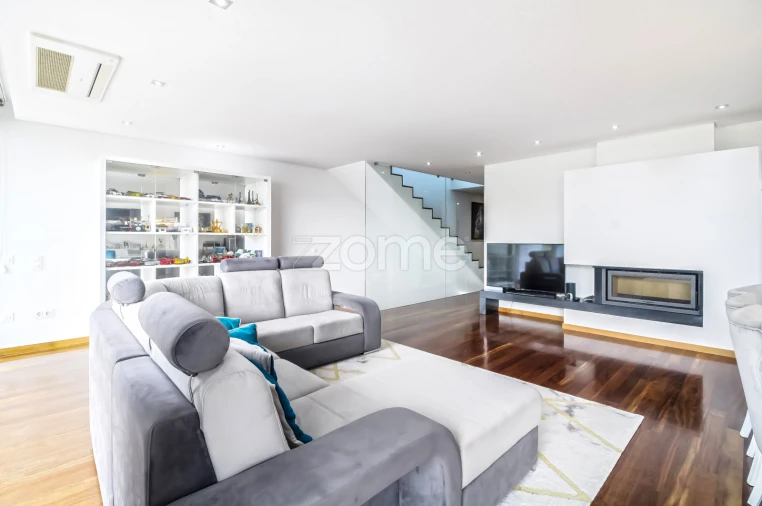 Moradia T4 para Venda em Canelas Foto 25