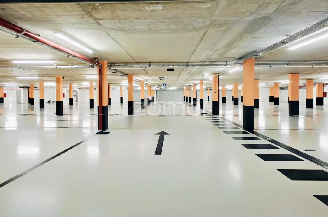 Garagem para Venda em Lagos (São Sebastião e Santa Maria) Foto 1