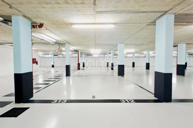 Garagem para Venda em Lagos (São Sebastião e Santa Maria) Foto 9