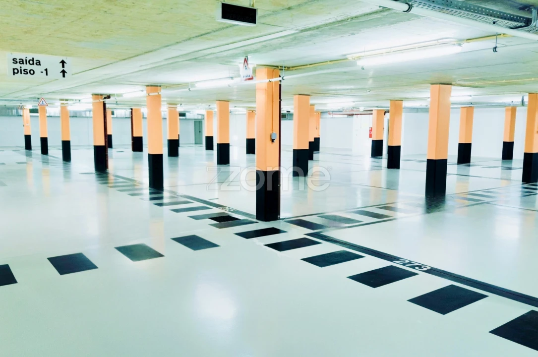 Garagem para Venda em Lagos (São Sebastião e Santa Maria) Foto 4