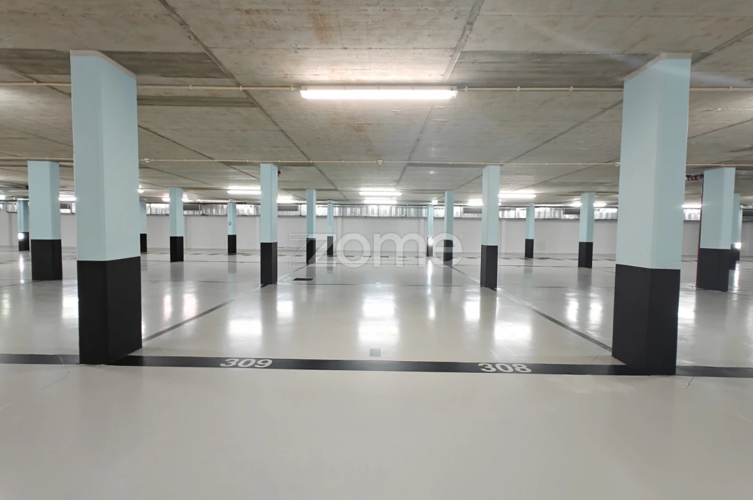 Garagem para Venda em Lagos (São Sebastião e Santa Maria) Foto 1