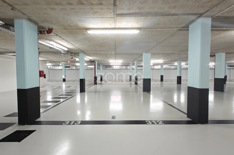 Garagem para Venda em Lagos (São Sebastião e Santa Maria) Foto 7