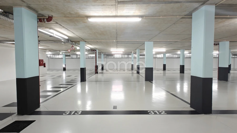 Garagem para Venda em Lagos (São Sebastião e Santa Maria)