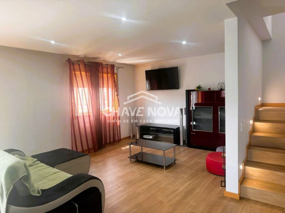 Moradia T4 para Venda em Vilar de Andorinho Foto 11