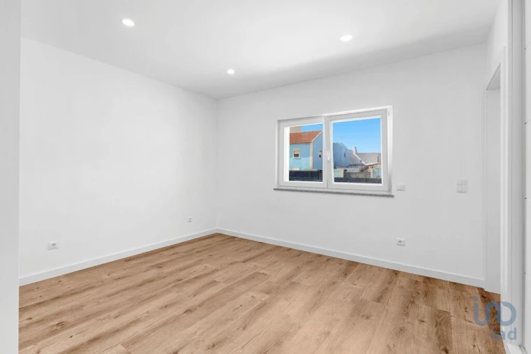 Moradia T4 para Venda em Atouguia da Baleia Foto 5