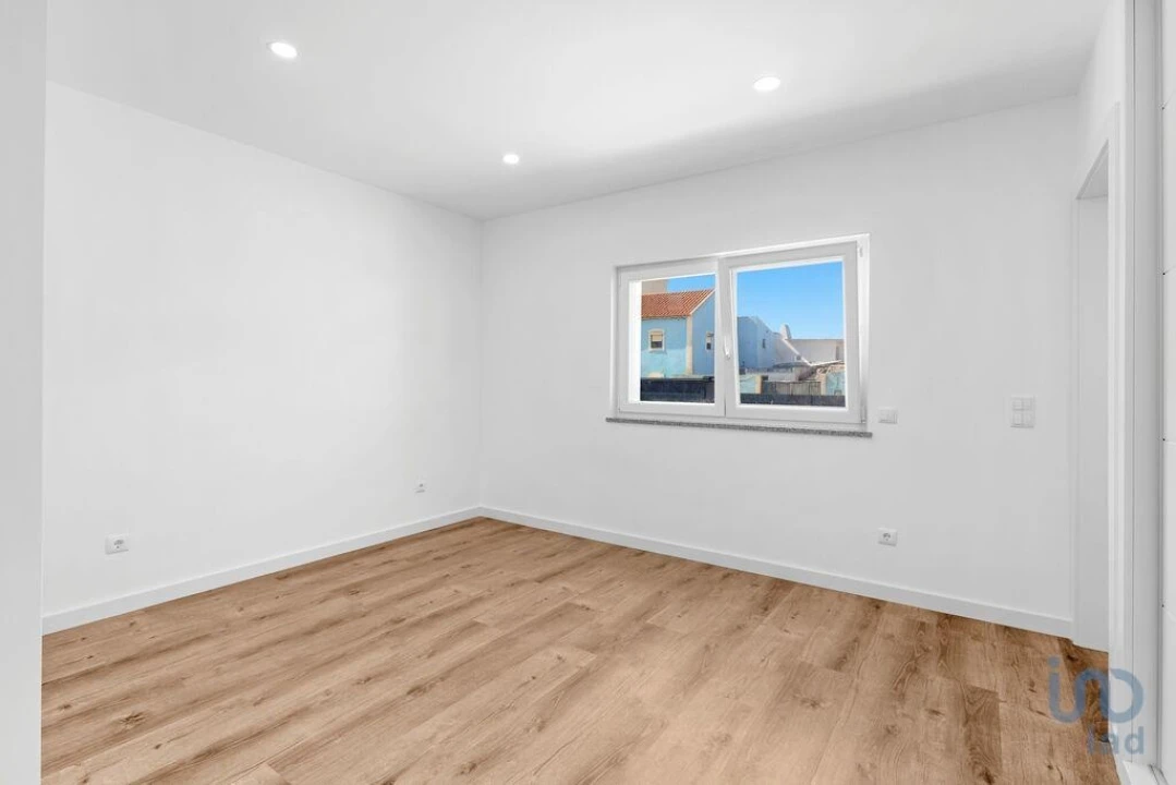 Moradia T4 para Venda em Atouguia da Baleia Foto 5