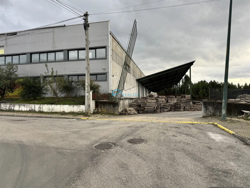 Armazém para Venda em Constantim e Vale de Nogueiras Foto 1