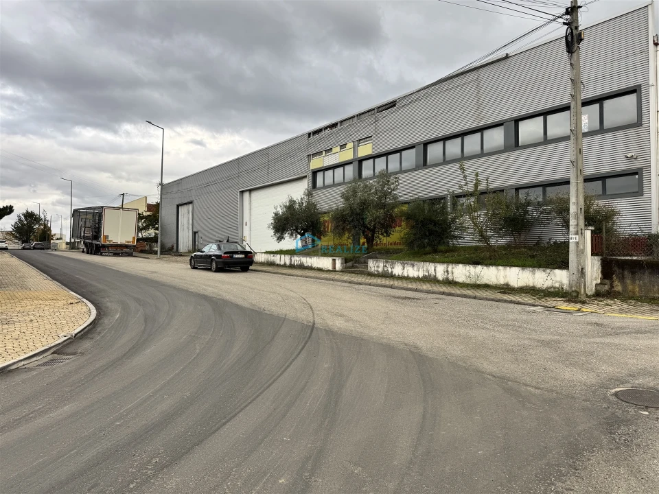 Armazém para Venda em Constantim e Vale de Nogueiras Foto 3