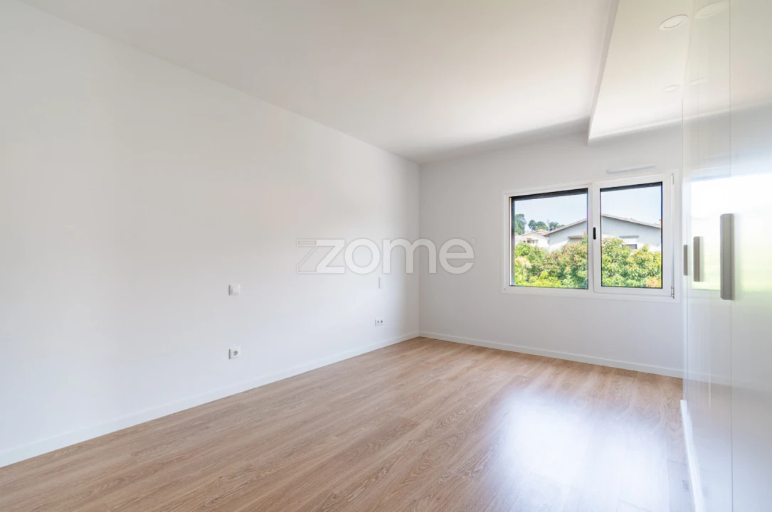 Apartamento T4 para Venda em Argoncilhe Foto 2