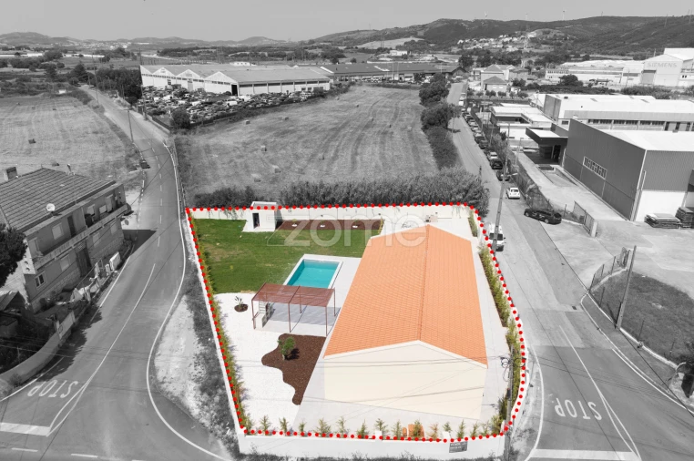 Moradia T4 para Venda em Almargem do Bispo, Pêro Pinheiro e Montelavar Foto 4