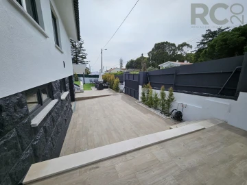 Moradia T5 para Venda em Rio de Mouro