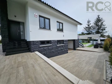 Moradia T5 para Venda em Rio de Mouro